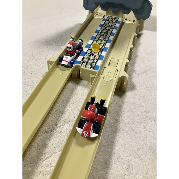Hot Wheels Mario Kart Thwomp Ruins Track w/ Red Yoshi Car & Shy Guy Car - Picture 2 of 8